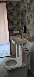 Phòng tắm tại Yellow Divine Stay