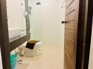 un bagno con un water, un lavandino e uno specchio di Pooky Pool Villa Aonang a Ban Nong Chaeng