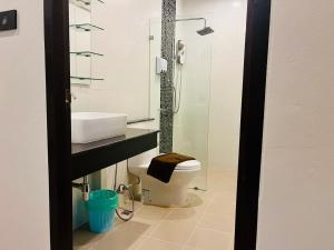 un bagno con lavandino, WC e doccia di Pooky Pool Villa Aonang a Ban Nong Chaeng Altre 127 foto