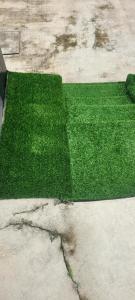 Un trozo de hierba verde en el suelo en Hometune, en Lagos