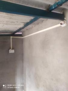 a room with a ceiling with a light on it at House in Mirjān