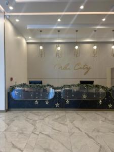 um saguão com duas banheiras azuis em um quarto em Orbi city premium plus em Itʼkhvisi