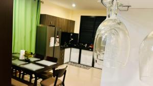 un grande vaso di vetro appeso a una parete in una cucina di Pooky Pool Villa Aonang a Ban Nong Chaeng