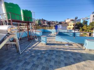 Bazén v ubytování Authentic Nepali Stay in 994 Sqft Flat in peaceful Envirnment near Swayambbhu nebo v jeho okolí + 19 fotografií