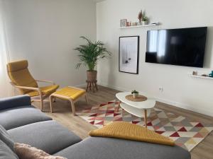 Μια τηλεόραση ή/και κέντρο ψυχαγωγίας στο Modern family home with hot tub and garden