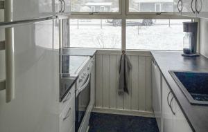a kitchen with a stove and a sink and a window at 3 Bedroom Cozy Home In Korsør in Tjæreby