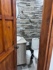 Ένα μπάνιο στο hostal hombre de geurra