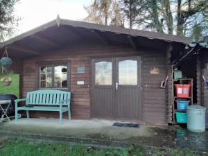 Το κτήριο όπου στεγάζεται  το κάμπινγκ