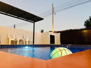 una piscina con una palla in acqua di Pooky Pool Villa Aonang a Ban Nong Chaeng