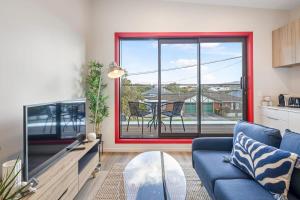 Un televizor și/sau centru de divertisment la The Zen Den - Secret Refuge on Birch Street