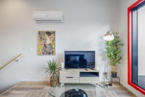 Un televizor și/sau centru de divertisment la The Zen Den - Secret Refuge on Birch Street