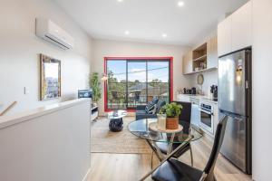 O bucătărie sau chicinetă la The Zen Den - Secret Refuge on Birch Street