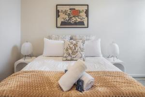 Un pat sau paturi într-o cameră la The Zen Den - Secret Refuge on Birch Street +19 fotografii