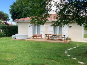 Κήπος έξω από το Modern family home with hot tub and garden