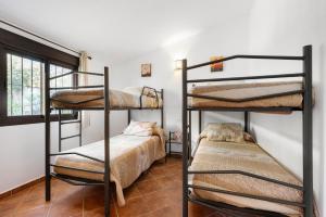 Caminito Del Rey Valley House في Valle de Abdalagís: غرفة بسريرين بطابقين وسرير +13 صورة