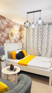 een slaapkamer met 2 bedden en een tafel bij adtek homes Room PENDO in Nairobi +22 foto's