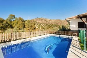 Caminito Del Rey Valley House في Valle de Abdalagís: مسبح في خلفية جبل