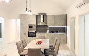 Η κουζίνα ή μικρή κουζίνα στο Beautiful Home In Donja Stubica With Wifi