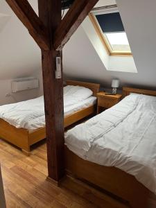 Ένα ή περισσότερα κρεβάτια σε δωμάτιο στο Conacul Maria