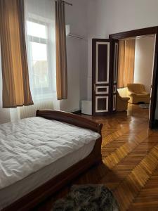 Ένα ή περισσότερα κρεβάτια σε δωμάτιο στο Conacul Maria +26 φωτογραφίες