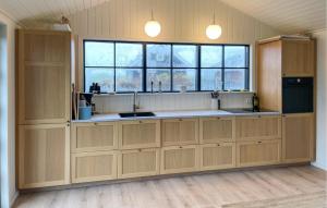 Η κουζίνα ή μικρή κουζίνα στο Amazing Home In Mesinge With Wifi