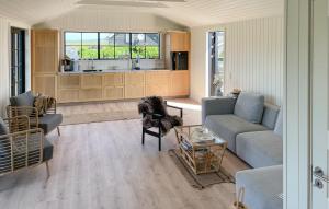 Χώρος καθιστικού στο Amazing Home In Mesinge With Wifi