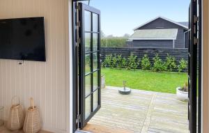 Κήπος έξω από το Amazing Home In Mesinge With Wifi