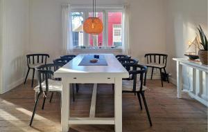Un comedor con una mesa y sillas blancas. en 2 Bedroom Awesome Apartment In Skagen, en Skagen