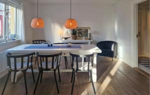 Un comedor con mesa y sillas en 2 Bedroom Awesome Apartment In Skagen, en Skagen