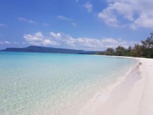 Friend of Nature Homestay في Kaôh Rŭng (5): شاطئ به ماء أزرق وآثار الأقدام على الرمال +16 صورة