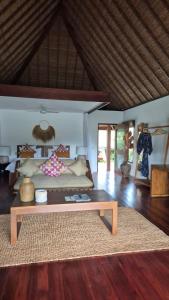 بوندوك سانتي استيت في غيلي تراوانغان: غرفة معيشة مع أريكة وطاولة