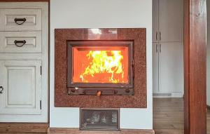 una chimenea en una cocina con chimenea en Nice Home In Prokowo With Sauna, en Prokowo