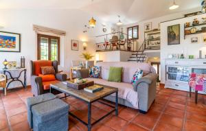 Et opholdsområde på Stunning Home In Zahara De La Sierra With Wifi