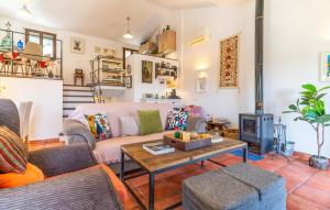 Et opholdsområde på Stunning Home In Zahara De La Sierra With Wifi