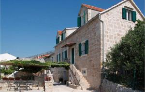 Nice Apartment In Bol With Wifi في بول: مبنى فيه درج وطاولة وكراسي +19 صورة