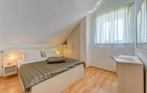 Nice Apartment In Bol With Wifi في بول: غرفة نوم بيضاء مع سرير ونافذة