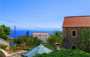 Nice Apartment In Bol With Wifi في بول: منزل مغطى بقماش مشمع أمام المبنى