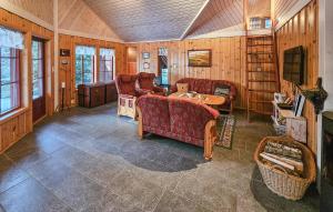 Et opholdsområde på Gorgeous Home In Steinsholt With Harbor View