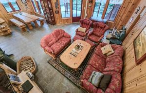 Et opholdsområde på Gorgeous Home In Steinsholt With Harbor View