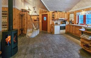 Køkken eller tekøkken på Gorgeous Home In Steinsholt With Harbor View