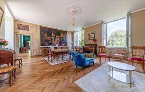 Χώρος καθιστικού στο Stunning Home In Marmagne With Wifi