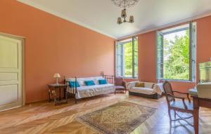 Χώρος καθιστικού στο Stunning Home In Marmagne With Wifi