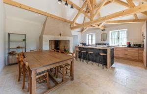 Η κουζίνα ή μικρή κουζίνα στο Stunning Home In Marmagne With Wifi