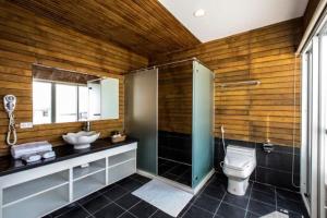 a bathroom with a toilet and a sink and a shower at 萊家莉民宿 in Xiaoliuqiu