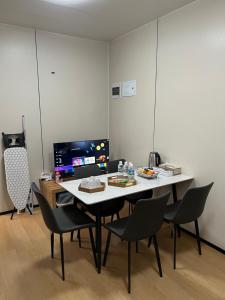 Mad på kapselhotellet eller i nærheden + 2 billeder