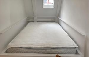 Giường trong phòng chung tại Nice Home In Bogense With Wifi