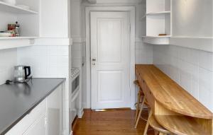 Nhà bếp/bếp nhỏ tại Nice Home In Bogense With Wifi