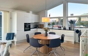 Køkken eller tekøkken på 3 Bedroom Amazing Home In Frederikshavn