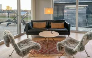 Et opholdsområde på 3 Bedroom Amazing Home In Frederikshavn