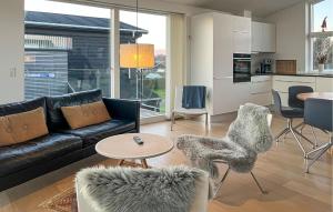 Et opholdsområde på 3 Bedroom Amazing Home In Frederikshavn